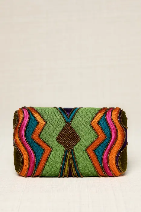 Clutch bordado en hilos y resinas