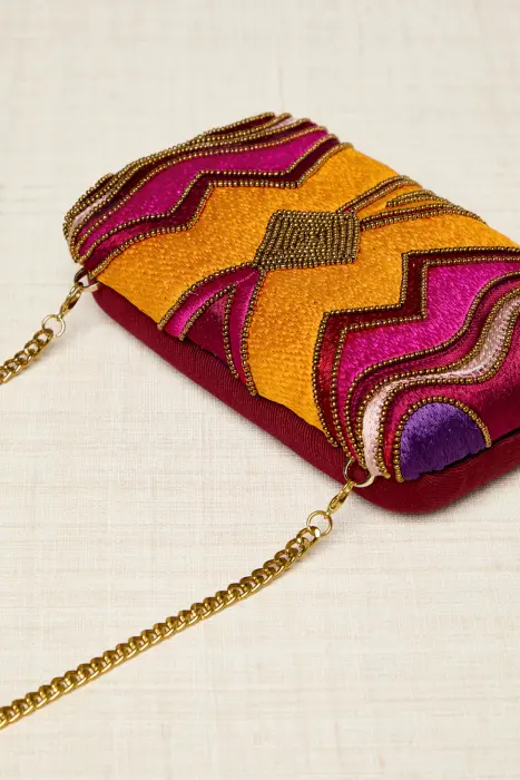 Clutch bordado en hilos y resinas
