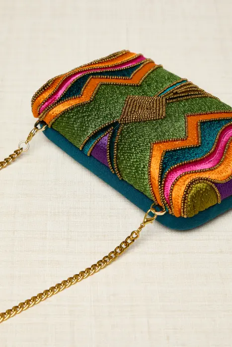 Clutch bordado en hilos y resinas