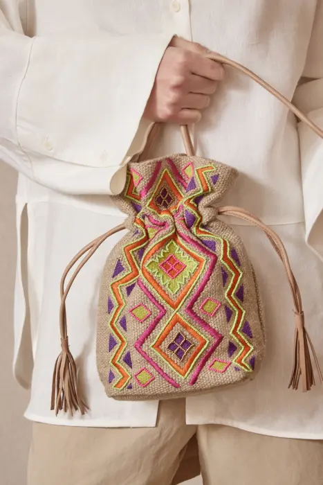 Bolso Saca Bordado Geométrico