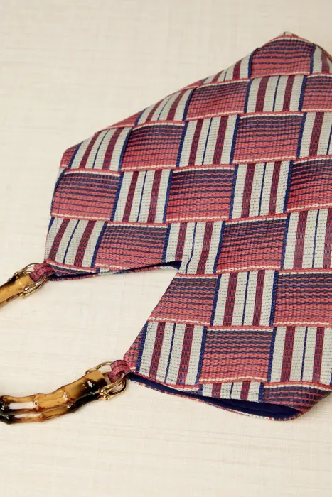 Bolso trenzado con asa bambú