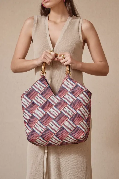 Bolso trenzado con asa bambú