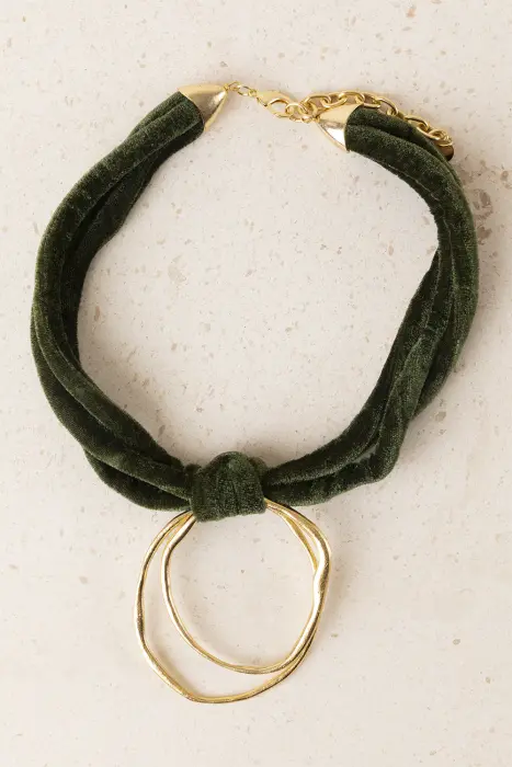 Collar Terciopelo y Medallón