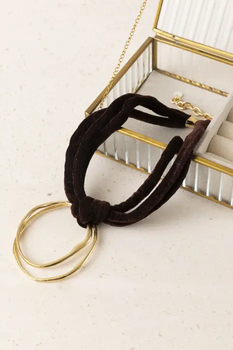 Collar Terciopelo y Medallón