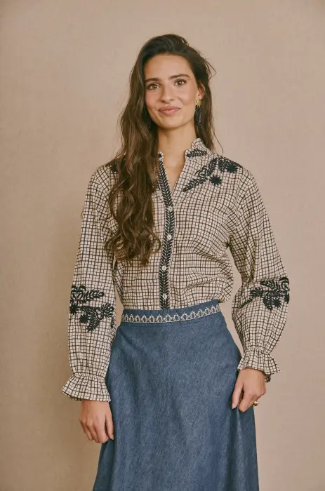 Blusa Cuadros Bordada