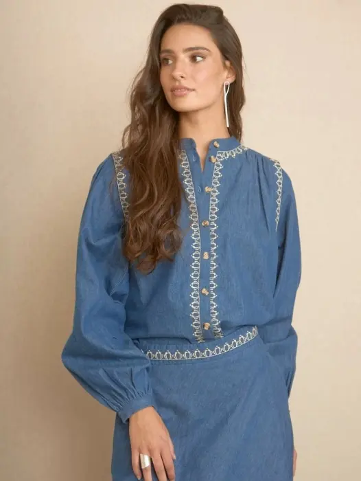 Blusa Denim Bordada