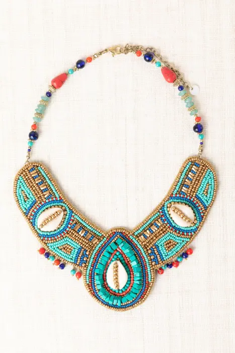 Collar babero étnico