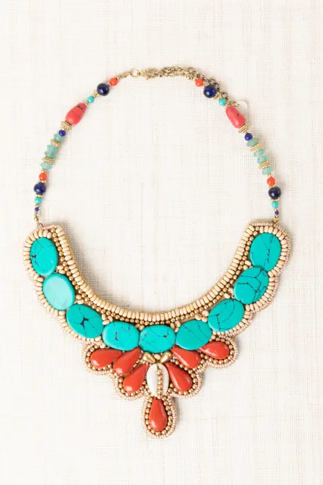 Collar babero étnico