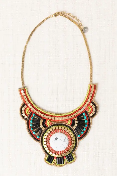 Collar grandes baberos bordados