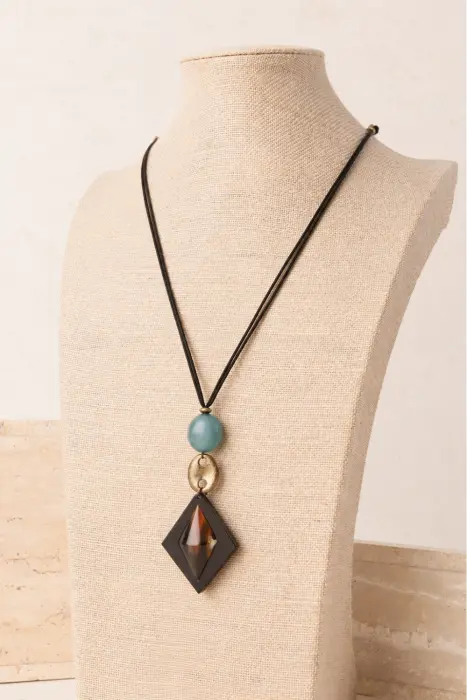 Collar Rombo en Asta