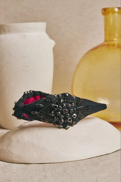 Diadema boradada con cristales negros
