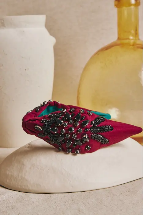 Diadema boradada con cristales negros