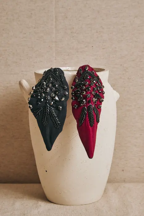 Diadema boradada con cristales negros