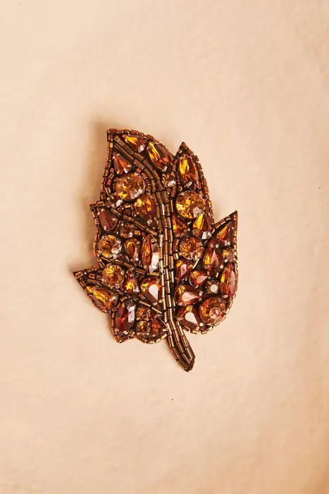 Broche hoja cristales