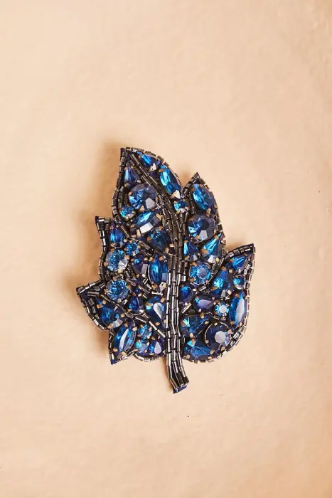 Broche hoja cristales
