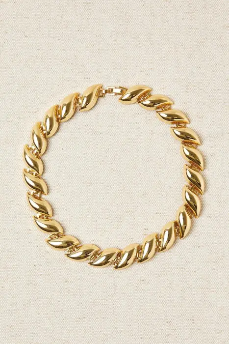 Collar corto dorado trenzado