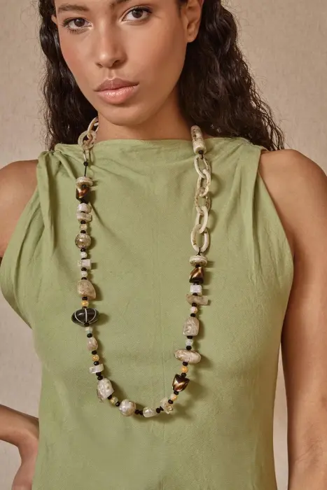 Collar largo piezas resina