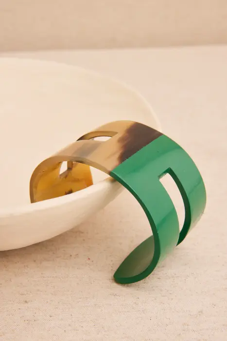 Pulsera brazalete asta y resina