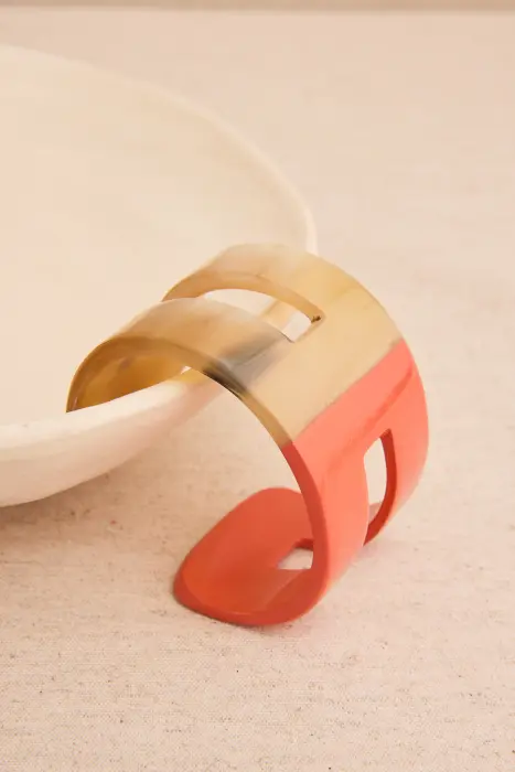 Pulsera brazalete asta y resina