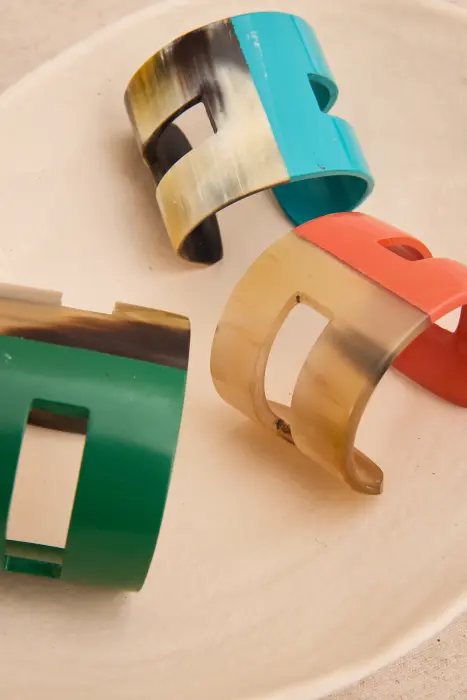 Pulsera brazalete asta y resina