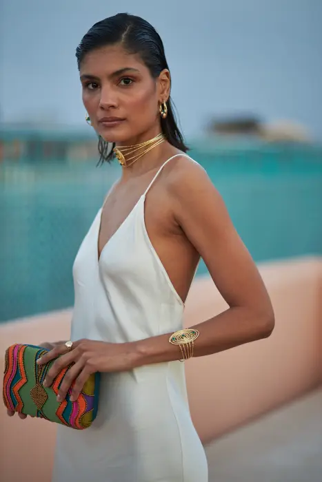 Pulsera latón con baño de oro y piedras semipreciosas