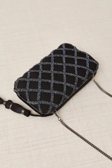 Clutch Bordado con Pompón