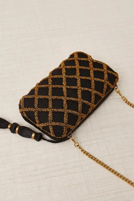 Clutch Bordado con Pompón