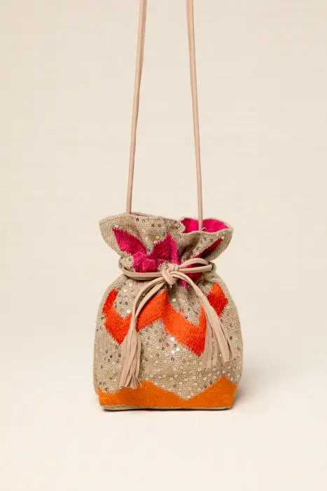 Bolso saca zigzag bordada