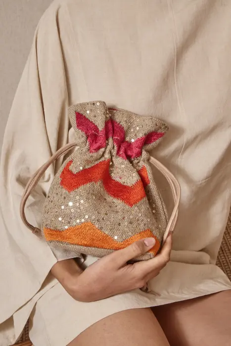 Bolso saca zigzag bordada