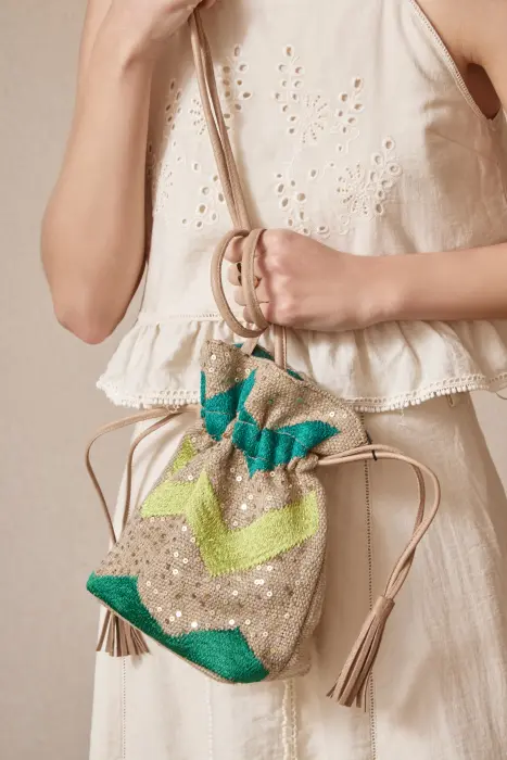 Bolso saca zigzag bordada