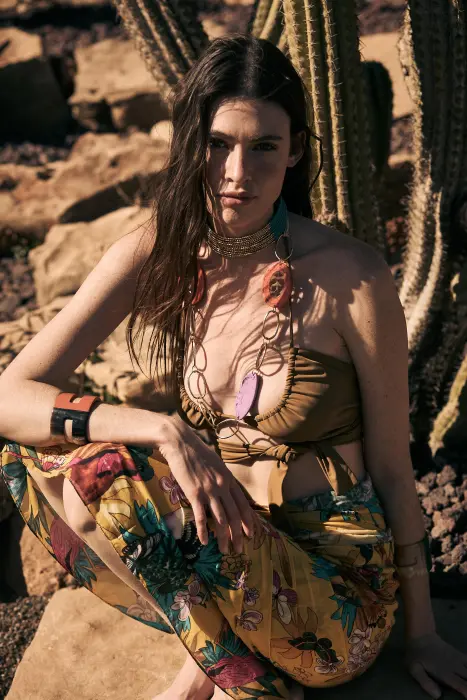 Collar largo eslabones latón baño oro resina