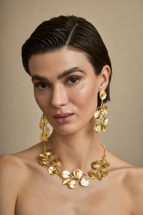 Collar corto metal hojas labradas