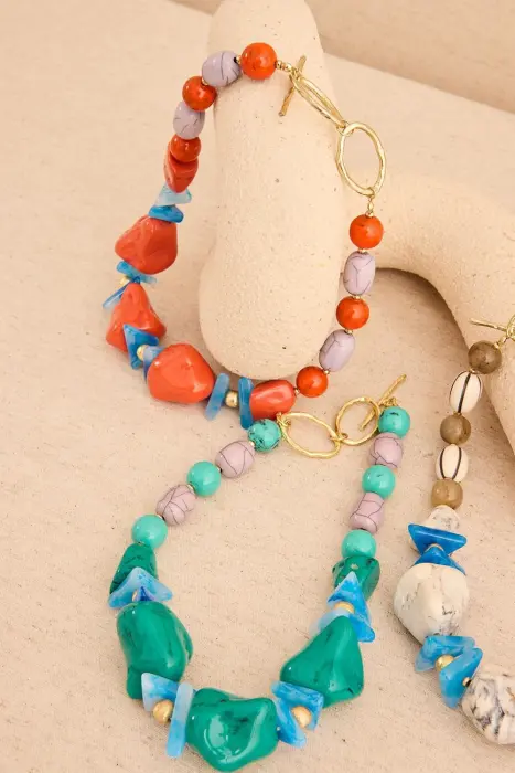 Collar corto de resinas