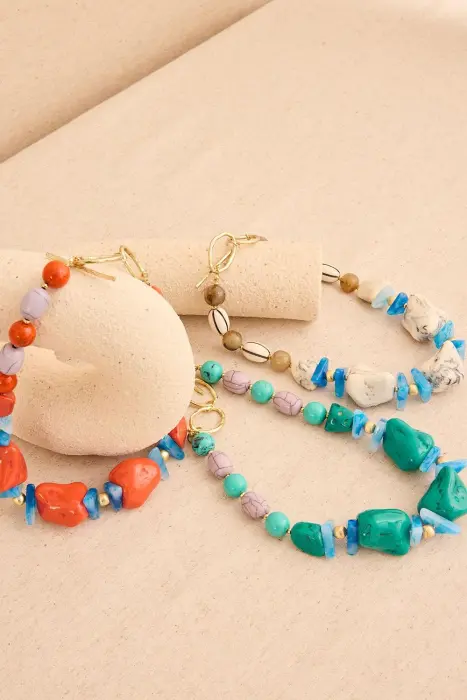 Collar corto de resinas