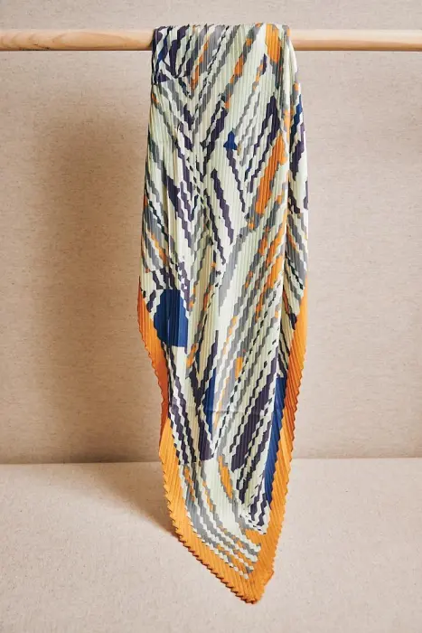 Fular plisado geometrías ribeteados en color