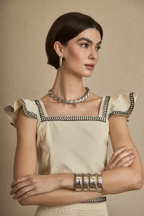 Collar corto dorado trenzado