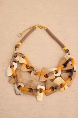 Collar corto pirámides asta natural