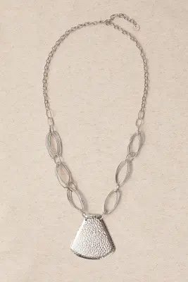 Collar largo colgante metal grabado