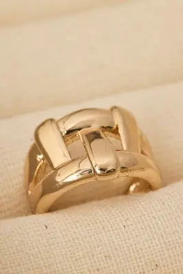 Anillo dorado cuadrado