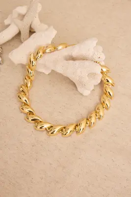 Collar corto dorado trenzado