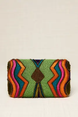 Clutch bordado en hilos y resinas