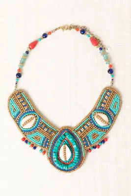 Collar babero étnico