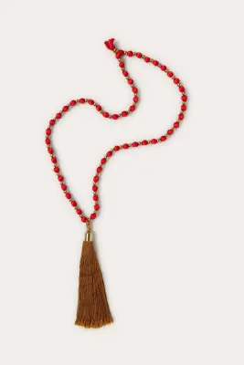 Collar largo cuentas seda y pompón flecos
