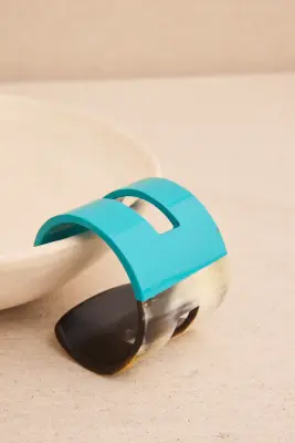 Pulsera brazalete asta y resina