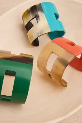 Pulsera brazalete asta y resina