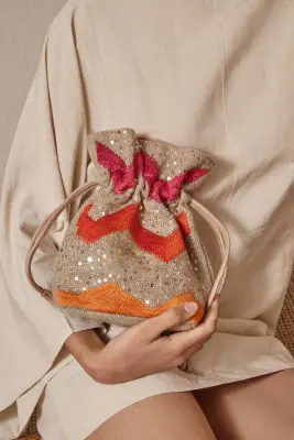 Bolso saca zigzag bordada